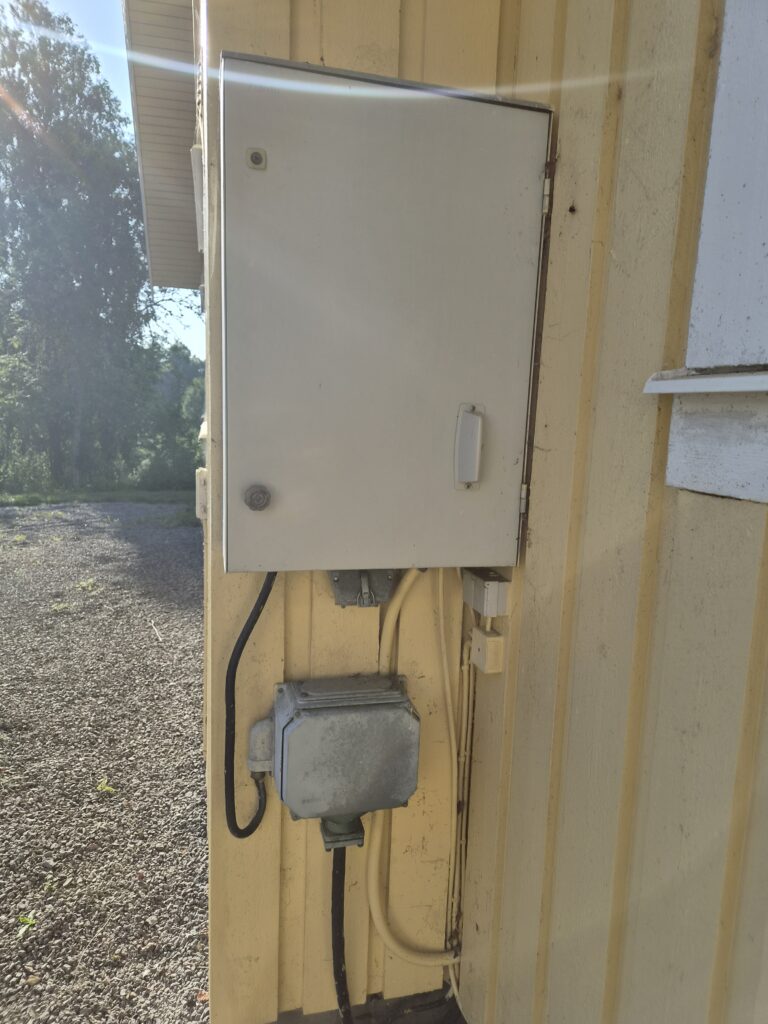 Mätarskåp och elinstallation före montering av laddbox
