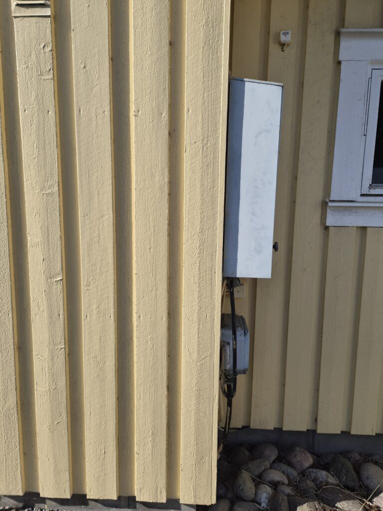Installationsplats för laddbox vid villa före installation